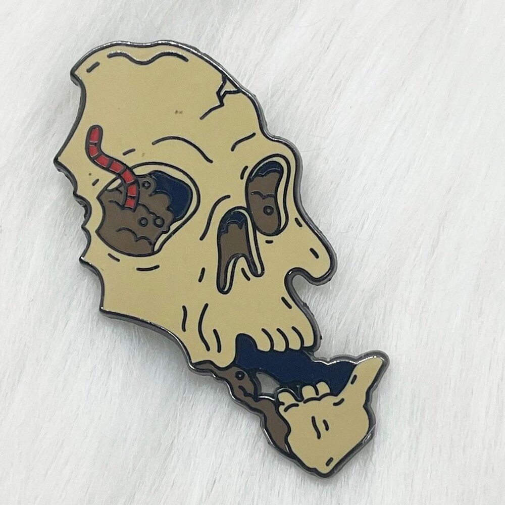🔮 5/$25 Hunt A Killer Skull Worm Pin